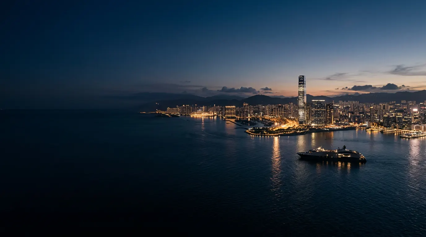 夕暮れの港湾都市と、静かな海面に映る街の灯り